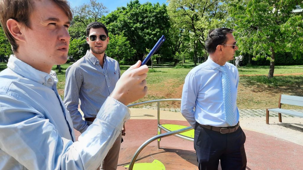 :
    Reportage



  



  


      

  

  
        
      


  
  


      :
    Reportage



  



  


    
    "C'est très sérieux parce qu'on parle surtout de solutions" : à la rencontre de la Fédération française des trucs qui marchent, qui traque les bonnes initiatives locales