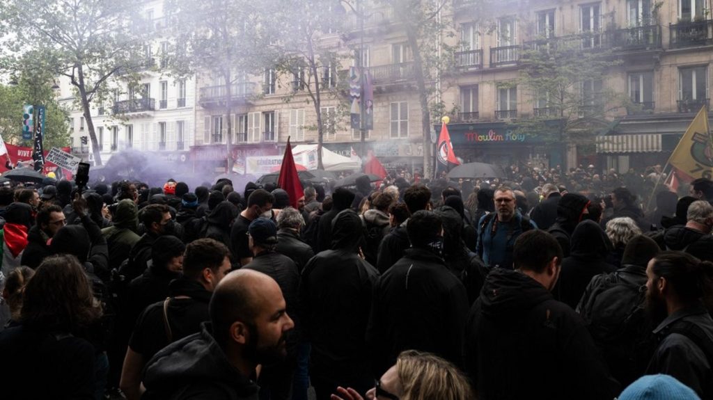 Rassemblement du 1er-Mai à Paris : le stand du PS pris pour cible par des individus encagoulés, le procureur de la République saisi