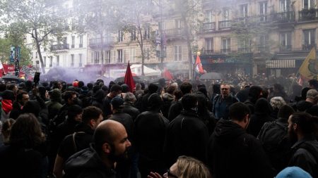 Rassemblement du 1er-Mai à Paris : le stand du PS pris pour cible par des individus encagoulés, le procureur de la République saisi