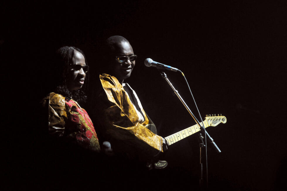 Les chanteurs maliens Amadou et Mariam se produisent sur scène lors de la 33e édition du festival Rock Pop de "Le Printemps de Bourges" le 23 avril 2009 à Bourges, dans le centre de la France.