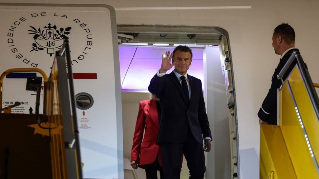 "C’était un moment où ils décompressaient" : l'Elysée donne sa version sur la vidéo qui montre un geste brusque de Brigitte Macron au chef de l'Etat
