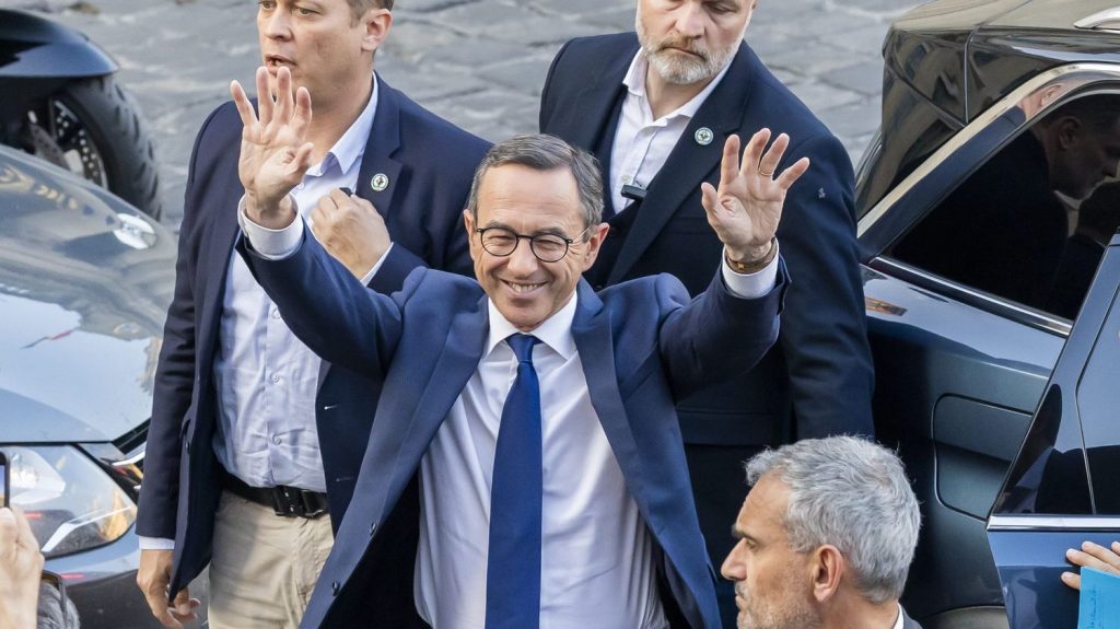 L'ascension de Bruno Retailleau, nouvel espoir de la droite à la tête du parti Les Républicains

          Le ministre de l'Intérieur a remporté l'élection interne des LR avec 74,3% des voix contre son adversaire Laurent Wauquiez.