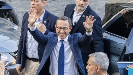 L'ascension de Bruno Retailleau, nouvel espoir de la droite à la tête du parti Les Républicains

          Le ministre de l'Intérieur a remporté l'élection interne des LR avec 74,3% des voix contre son adversaire Laurent Wauquiez.