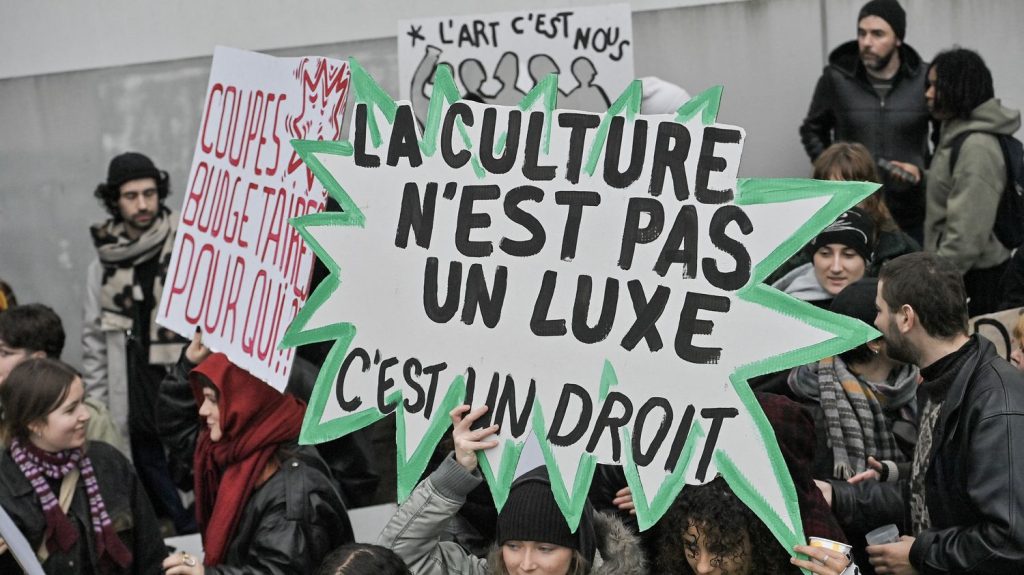 Le budget de la Culture est-il en hausse ou en baisse ?

          Un décret paru à la fin du mois d'avril crispe les acteurs du secteur de la Culture qui dénoncent la coupe budgétaire de trop. Mais leur ministre Rachida Dati affirme que rien n'a été coupé et que son budget est en hausse.