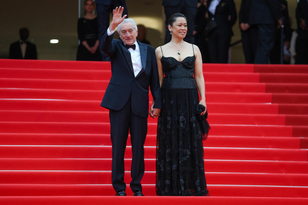 Robert de Niro avec son partenaire Tiffany Chen sur le tapis rouge avant la cérémonie d'ouverture, le 13 mai.