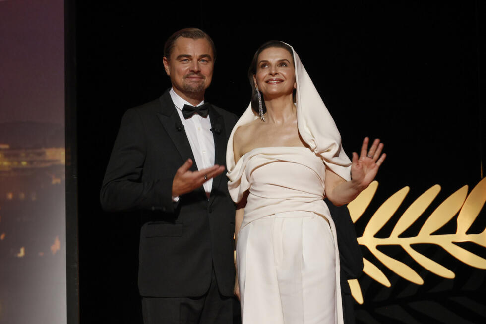 Leonardo DiCaprio et la présidente du jury Juliette Binoche posent pour les photographes lors de la cérémonie d'ouverture du festival du film.