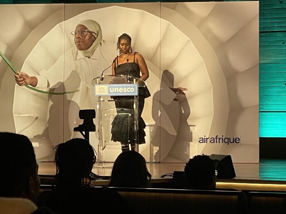 Amandine Nana présente la deuxième édition du magazine Air Afrique au siège de l'UNESCO à Paris en avril 2025.