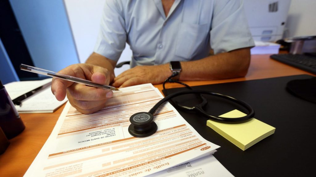 Déserts médicaux : des sénateurs défendent une nouvelle proposition de loi "beaucoup plus équilibrée" que la régulation de l'installation des médecins