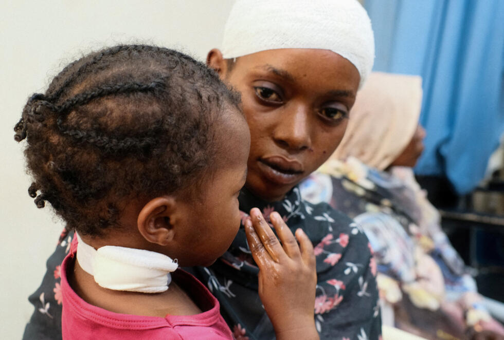 Une femme et sa fille sont soignées dans un hôpital à la suite d'une grève de drone, à Atbara, dans l'État du River Nile, Soudan, le 25 avril 2025.