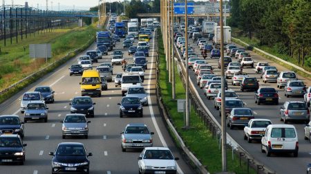 "Echapper aux bouchons" : mettre de la musique au volant, une habitude qui aide de nombreux Français