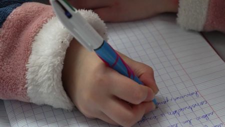 Éducation : Emmanuel Macron va lancer une consultation citoyenne sur le rythme scolaire