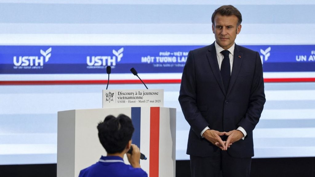 Au Vietnam, Emmanuel Macron dénonce "la désinhibition des superpuissances" devant des étudiants