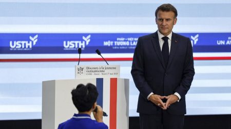 Au Vietnam, Emmanuel Macron dénonce "la désinhibition des superpuissances" devant des étudiants