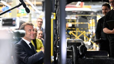 "Quand j'ai dit qu'on pouvait traverser la rue pour trouver de l'emploi..." : Emmanuel Macron revient sur sa phrase polémique