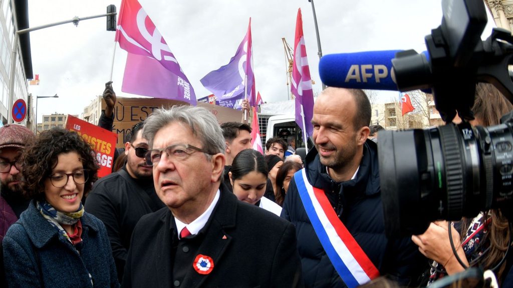 "La Meute", une enquête qui menace d'éclabousser La France insoumise

          Deux journalistes ont enquêté pendant deux ans sur la machine insoumise au service de l'ultime ambition présidentielle d'un chef.