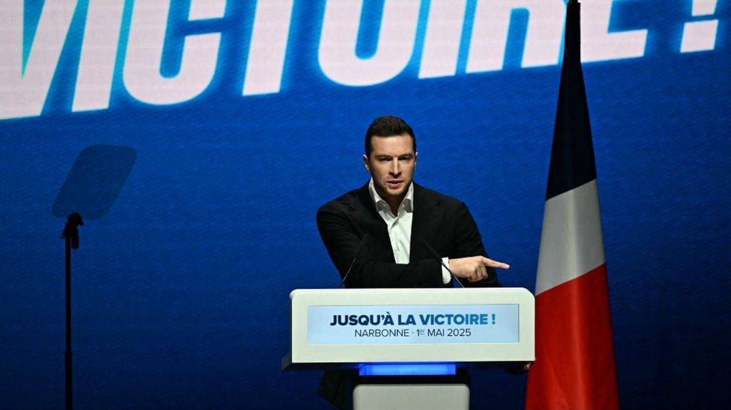 Enquête sur des prêts accordés au RN : Jordan Bardella dénonce une "opération de harcèlement"
