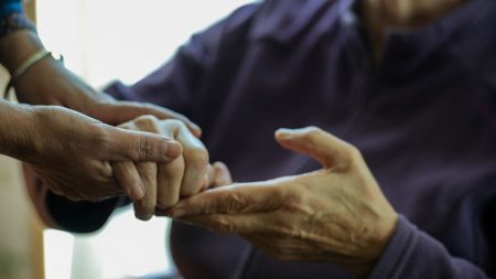 :
    Témoignage



  



  


      

  

  
        
      


  
  


      :
    Témoignage



  



  


    
    "On était vraiment ensemble, comme il le voulait" : ce fils raconte comment il a aidé illégalement son père à mourir