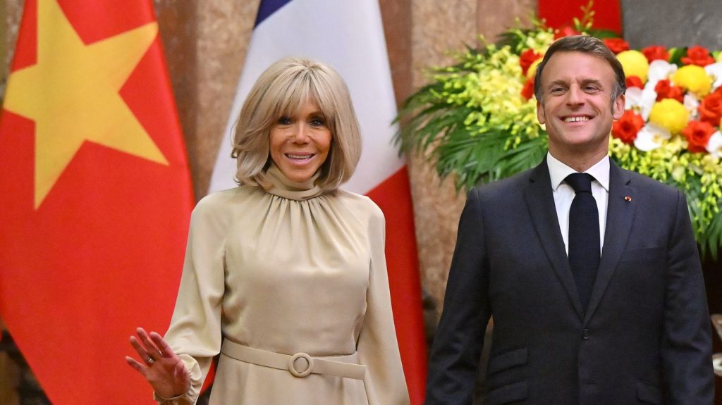 Fin de la tournée d'Emmanuel Macron dans l'océan Indien : un voyage marqué par "la gifle" et la signature de contrats de plusieurs milliards d'euros