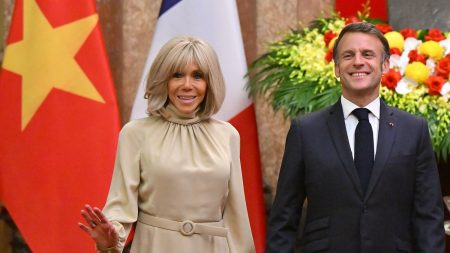 Fin de la tournée d'Emmanuel Macron dans l'océan Indien : un voyage marqué par "la gifle" et la signature de contrats de plusieurs milliards d'euros