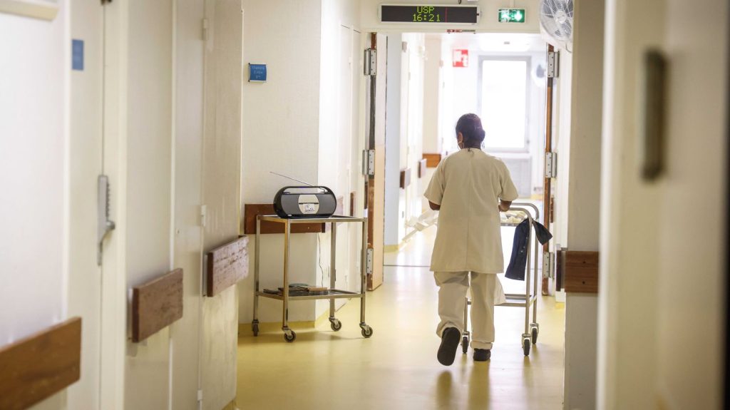 Fin de vie : "C'est un texte qui va répondre à des demandes existantes", salue France Asso Santé, qui n'avait, jusque là, "pas de réponse à apporter"

          Après avoir achevé samedi l'examen des deux textes sur la fin de vie, l'un sur les soins palliatifs et l'autre relatif au "droit à l'aide à mourir", deux votes solennels se tiendront mardi à l'Assemblée nationale. Un grand espoir pour les associations de patients.