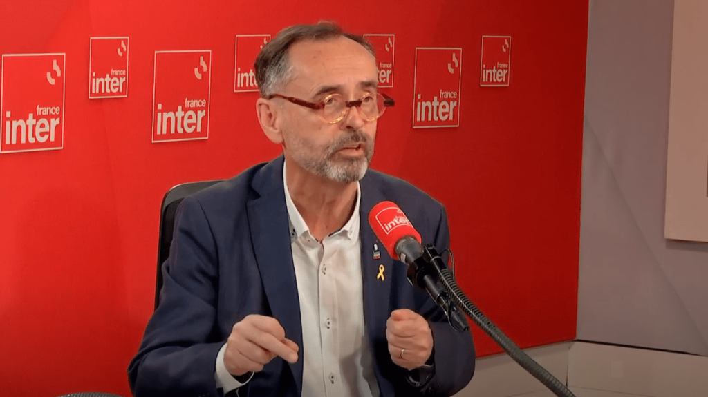 Fin de vie : alors qu'il a "aidé son frère à mourir", le maire de Béziers Robert Ménard s'interroge sur la question de légiférer