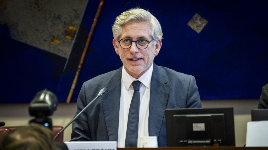 Fin de vie : les députés adoptent en commission un texte créant une "aide à mourir"