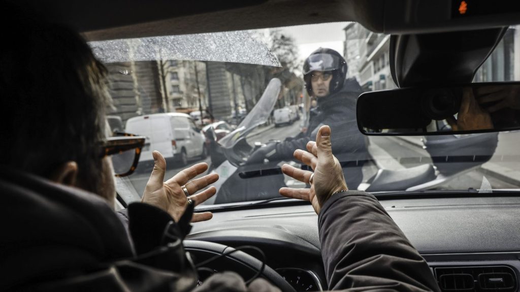Les Français déclarent moins d'incivilités et de comportements dangereux au volant en 2025, selon un baromètre de Vinci