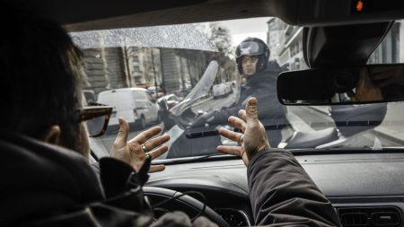 Les Français déclarent moins d'incivilités et de comportements dangereux au volant en 2025, selon un baromètre de Vinci