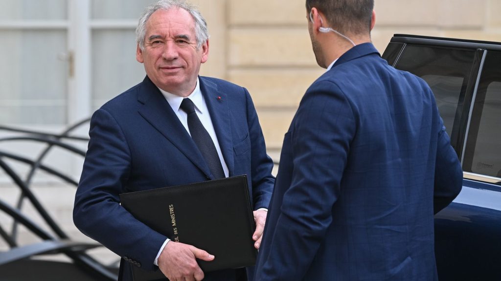 "On va se le taper jusqu'en 2027 alors que tout le monde le déteste" : la cote de popularité de François Bayrou au plus bas parmi les siens

          Il n'y a pas que dans les sondages que le Premier ministre atteint des records d'impopularité. C'est aussi le cas au sein de la coalition gouvernementale, pourtant censée le soutenir.