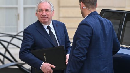 "On va se le taper jusqu'en 2027 alors que tout le monde le déteste" : la cote de popularité de François Bayrou au plus bas parmi les siens

          Il n'y a pas que dans les sondages que le Premier ministre atteint des records d'impopularité. C'est aussi le cas au sein de la coalition gouvernementale, pourtant censée le soutenir.