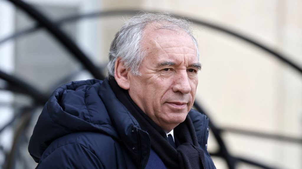 Affaire Bétharram : préparation intense de François Bayrou avant son audition, inquiétude de ses troupes

          Une semaine décisive pour l'exécutif. Après Emmanuel Macron sur TF1, c'est le Premier ministre qui sera scruté, mercredi, auditionné par la commission d'enquête parlementaire qui est née de l'affaire de violences physiques et sexuelles au sein de l'institution religieuse de sa région.