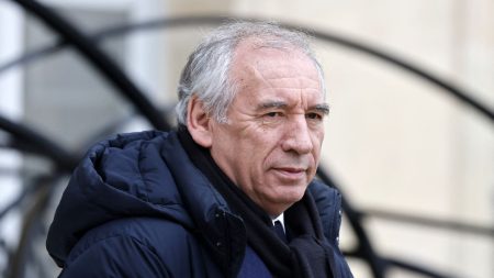 Affaire Bétharram : préparation intense de François Bayrou avant son audition, inquiétude de ses troupes

          Une semaine décisive pour l'exécutif. Après Emmanuel Macron sur TF1, c'est le Premier ministre qui sera scruté, mercredi, auditionné par la commission d'enquête parlementaire qui est née de l'affaire de violences physiques et sexuelles au sein de l'institution religieuse de sa région.