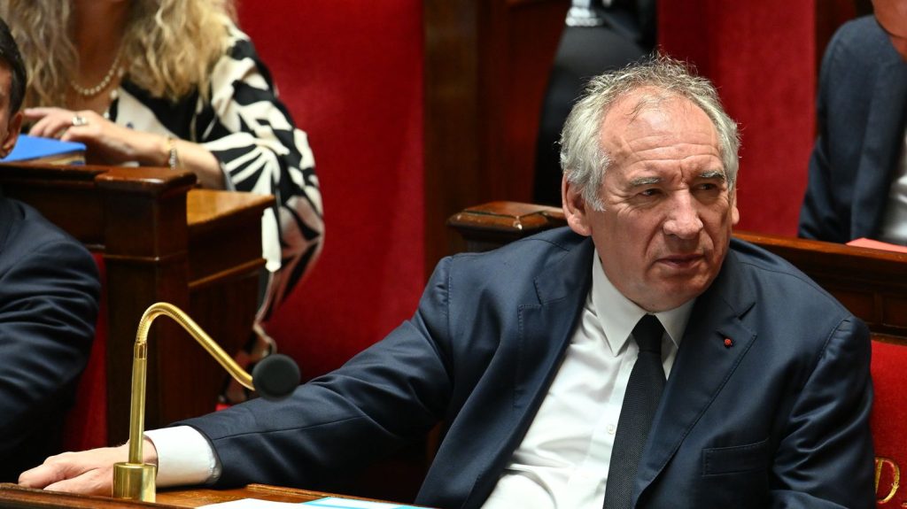 "Il n'a aucun lien personnel avec nous" : François Bayrou veut se rapprocher des députés macronistes

          Le Premier ministre invite mardi soir les députés macronistes à Matignon, une première depuis qu'il est chef du gouvernement. Un cocktail qui va surtout ressembler à une séance de câlinothérapie.