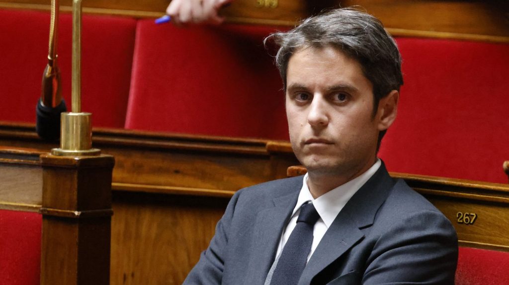 Gabriel Attal veut interdire le port du voile pour les mineures de moins de 15 ans et "créer un délit de communautarisme"