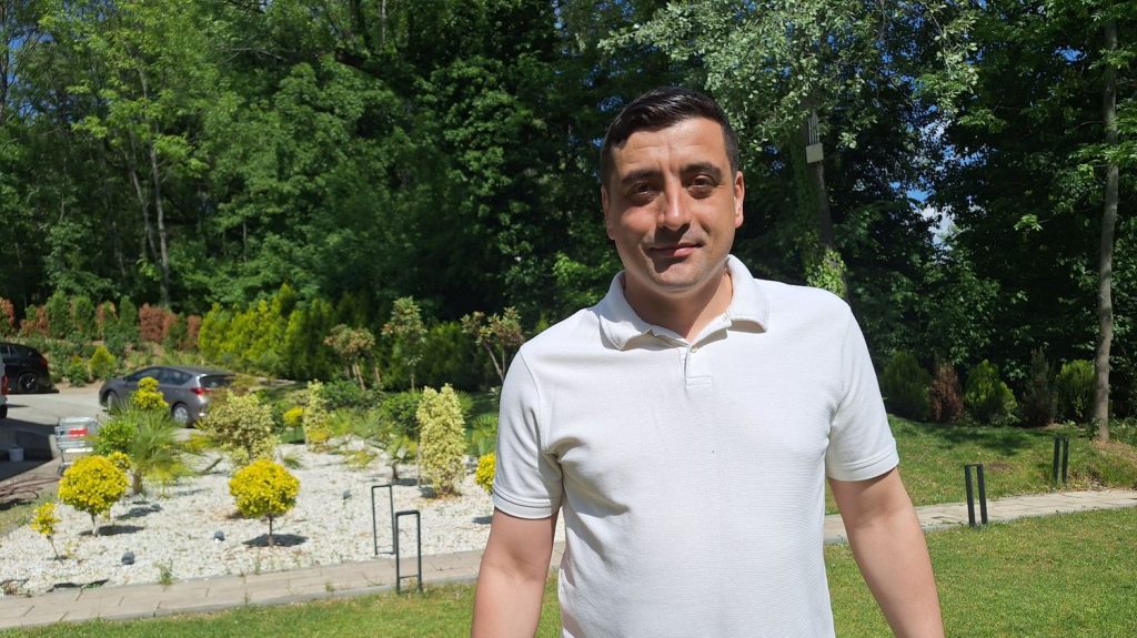 "Ceux qui m’étiquettent d’extrême droite veulent me dénigrer" : rencontre avec George Simion, favori des sondages pour la présidentielle en Roumanie