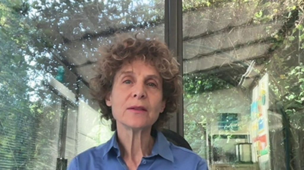 "C'est une bonne manière de dénormaliser le tabac" : le Dr. Marion Adler, tabacologue, approuve l'interdiction de fumer dans des lieux accueillant des enfants