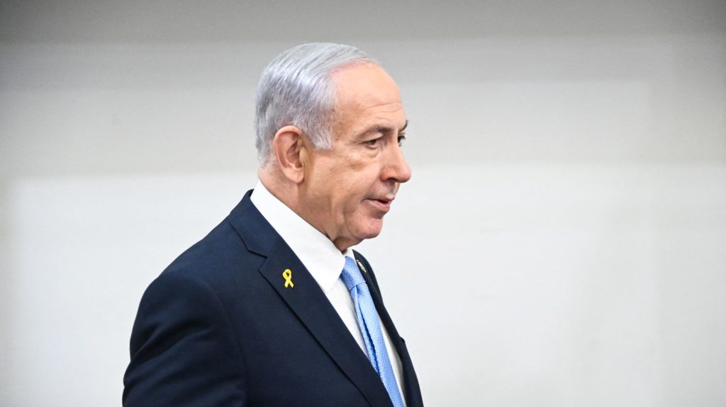 Face au drame humanitaire de Gaza, l'isolement diplomatique d'Israël se renforce

          Après la reprise d'une offensive militaire terrestre d'envergure dans la bande de Gaza, la France, le Royaume-Uni et le Canada menacent dans une déclaration commune de sanctionner le gouvernement israélien, coupable d'entraver toute aide humanitaire. Même l'allié américain prend ses distances.