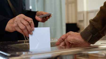 "Le référendum n'est pas l'arme suprême de la démocratie", estime le sociologue Jean Viard

          Alors qu’Emmanuel Macron n’exclut pas d’organiser plusieurs référendums dans les prochains mois, le sociologue Jean Viard analyse la portée et l’intérêt de cet outil en démocratie.