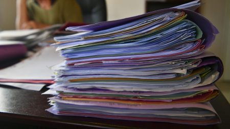 Engorgement de la justice : y a-t-il vraiment plus de plaintes en France, comme l'affirme Gérald Darmanin ?

          La lenteur de la justice s’explique par le manque de magistrats et de greffiers mais "il y a aussi plus de gens qui portent plainte, une envie du procès", a déclaré Gérald Darmanin, mardi 30 avril sur France Inter.
