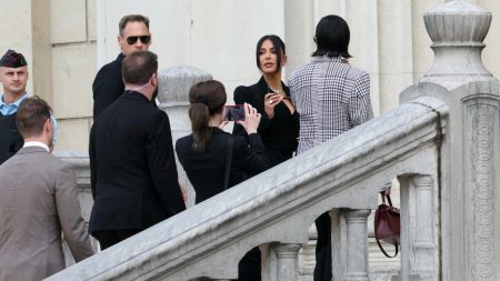 Kim Kardashian revient à la cour de Paris 10 ans après le braquage de la semaine de la mode