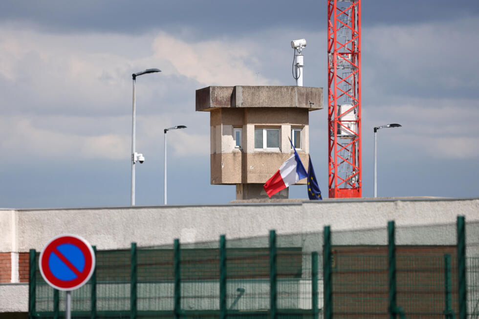 Une tour de guet de prison est vue à la prison de Villepinte près de Paris, en France, le 15 avril 2025. 