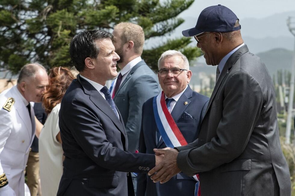 Manuel Valls serre la main d'Alcide Ponga lors d'une cérémonie de spécialisation militaire à Noumea, en Nouvelle-Calédonie, le 22 février.