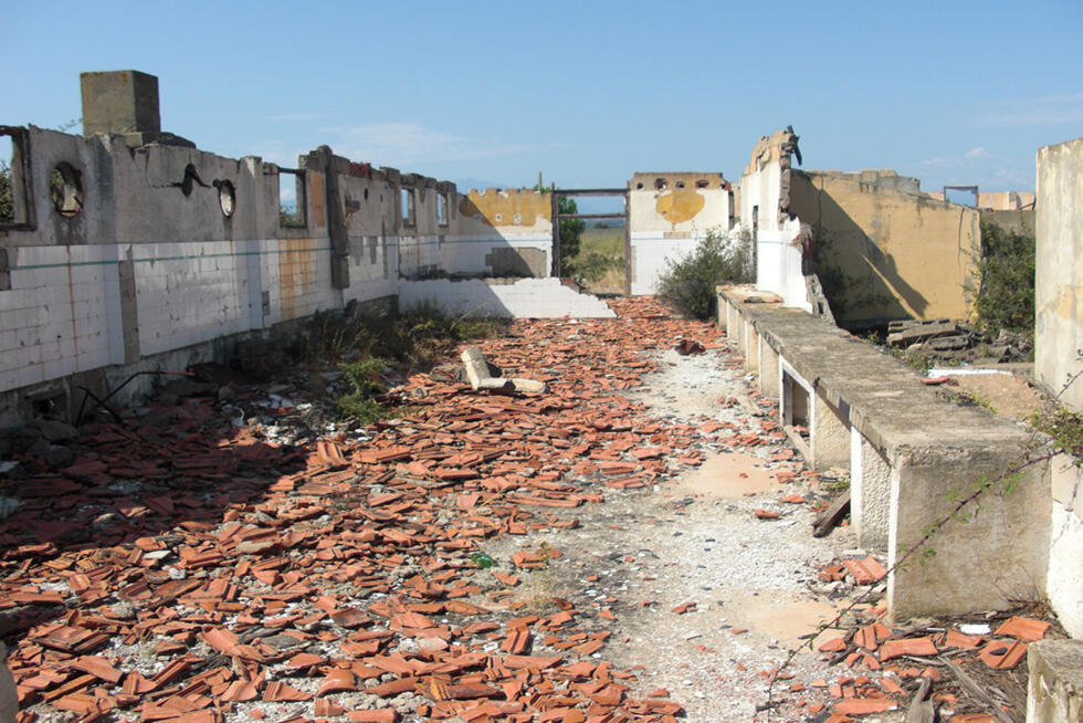Les ruines d'une caserne dans le camp de concentration de Rivesaltes dans les Pyrénées.