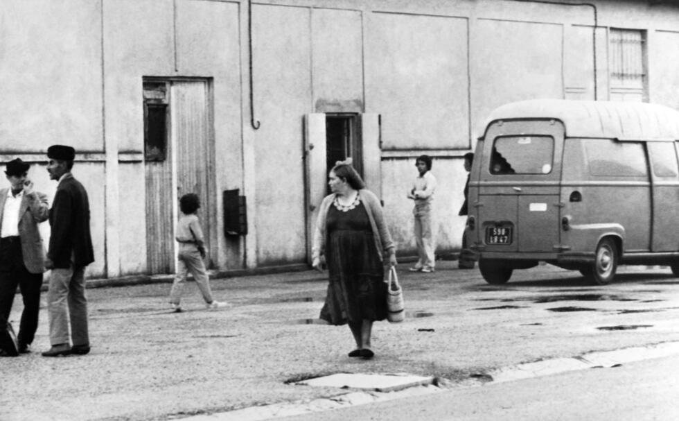 Harkis Inside Bias Camp dans le sud de la France, un centre de réception pour les rapatriés de l'Algérie, en août 1975.