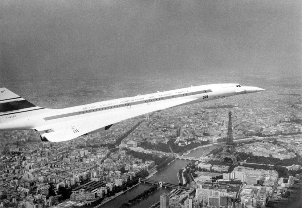 Le prototype Concorde N1, l'avion supersonique franco-britannique, est vu survolant Paris le 11 juin 1969 pendant le spectacle aérien de Paris.