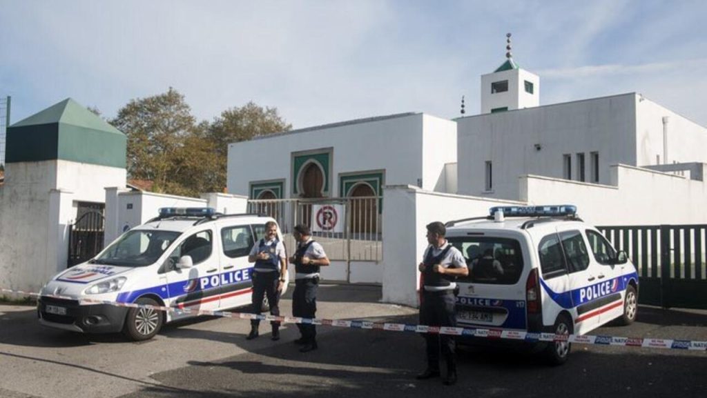 La chasse à l'homme de la police continue après une attaque mosquée mortelle dans le sud de la France