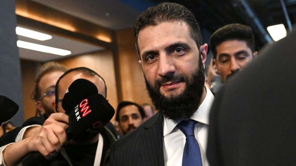 "Une provocation", "pourquoi pas"... La classe politique divisée avant la réception du président syrien Ahmed Al-Charaa à l'Elysée