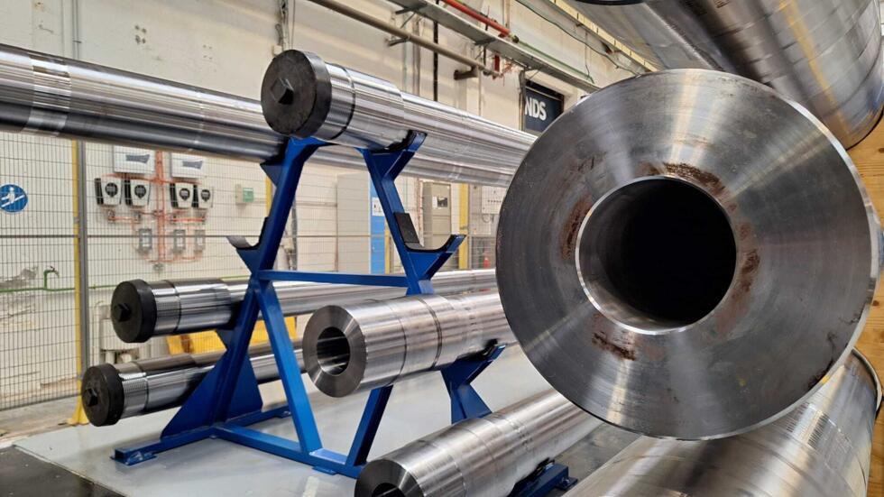 Tubes des futurs canons César sur le site de production KNDS à Bourges, 26 mars 2025.