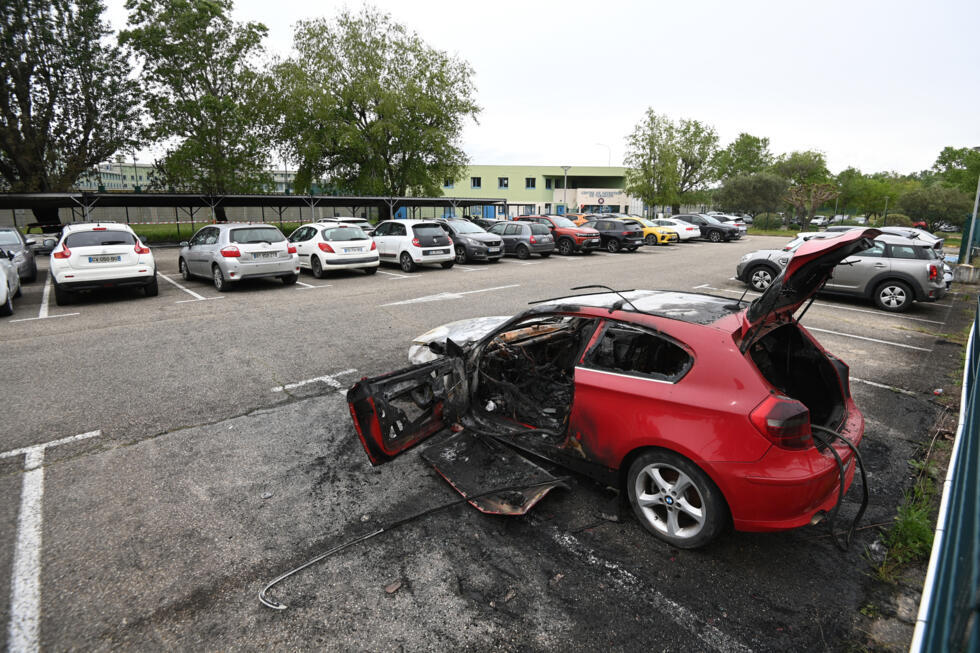 Cette photographie prise en avril montre une voiture brûlée dans le parking de la prison de Tarascon, dans le sud de la France, où trois voitures ont été mises en feu la nuit précédente.