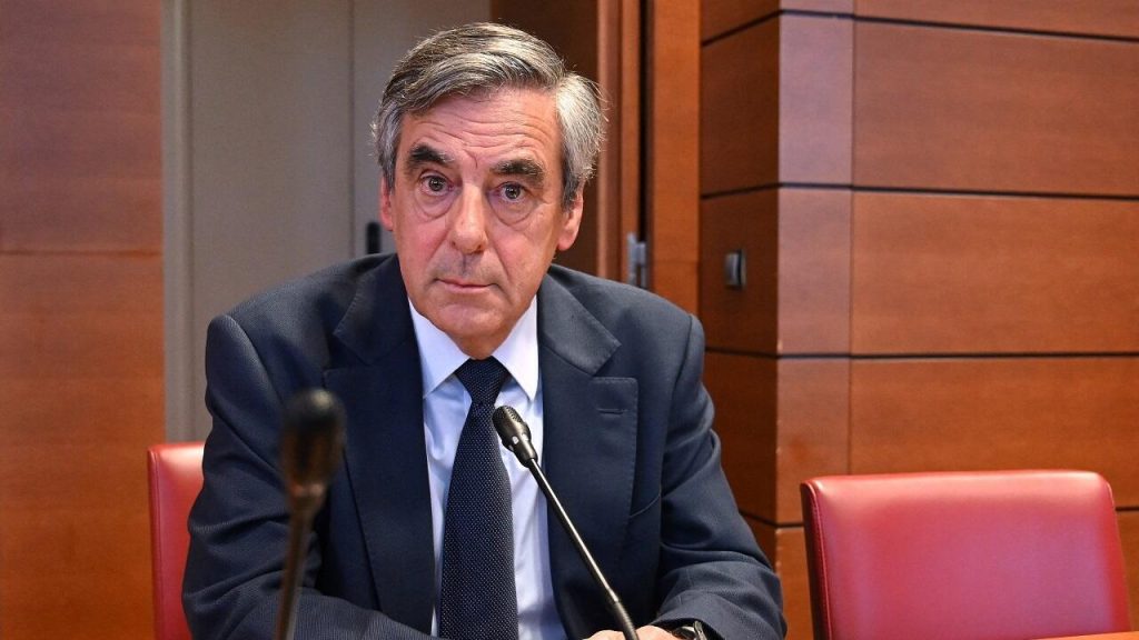 L'ancien ministre de la France, Fillon, de retour au tribunal pour le scandale de faux emplois